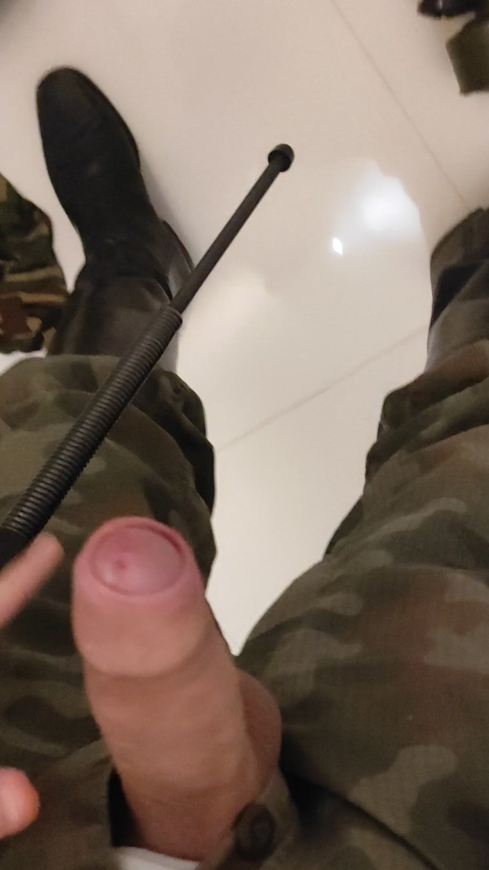 Gayfucker25: Un soldato si masturba con gli stivali degli ufficiali militari
