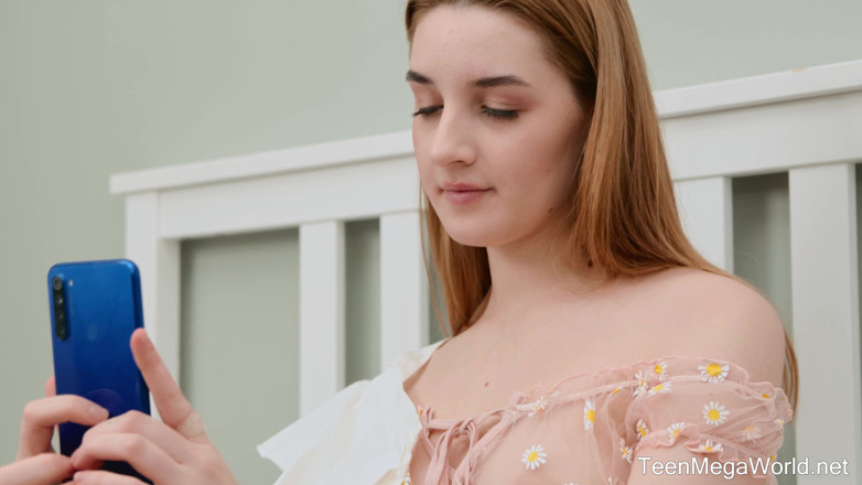 Teen Mega World: Cutie arbetar hårt för orgasm