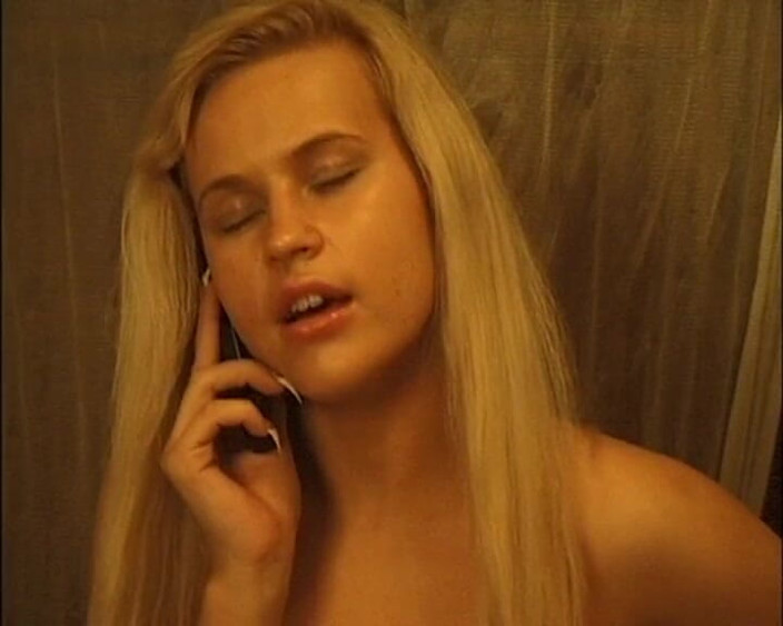 After college teen: 금발 보지를 자위하는 십대를 처음으로 캐스팅하는 Ugne