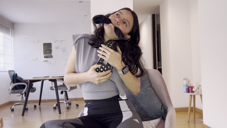 scarlettandc: Una donna si scalda dopo la palestra toccando i suoi...
