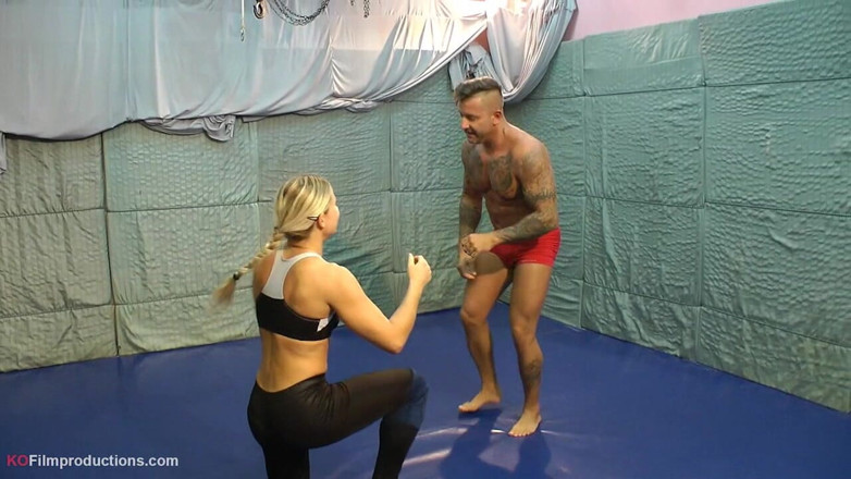 European Erotic Mixed Wrestling Club: Блондинка говорит грязно с мужиком, как она обматывает свои стройные ноги вокруг него