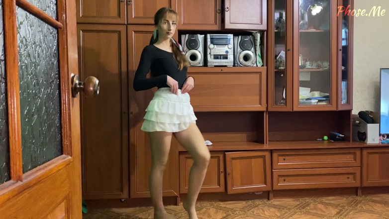 Pantyhose me porn videos: Heather脱下裙子到模特的棕褐色连裤袜