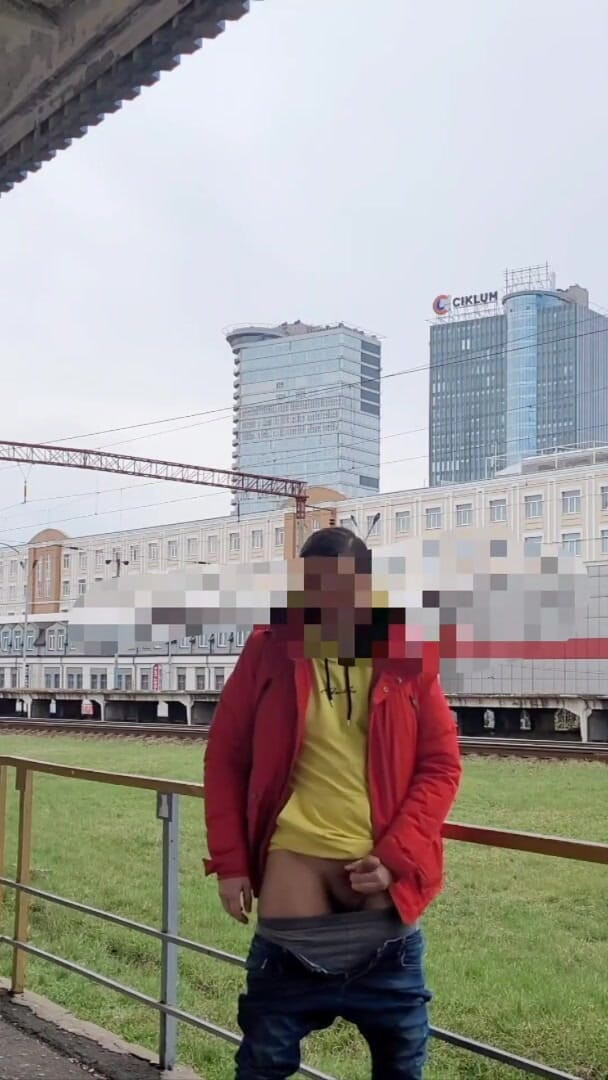 Wanker forever: Çok ateşli riskli halka açık mastürbasyon. Demiryolu platformunda mastürbasyonum
