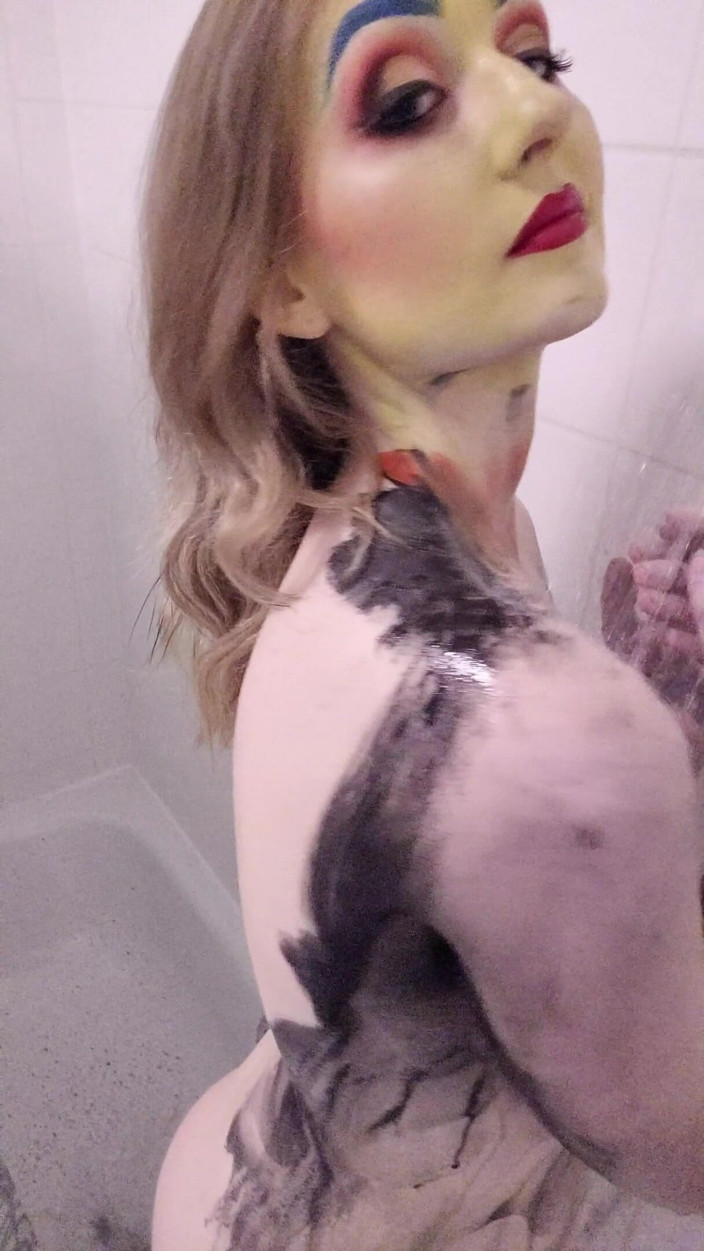 Em Yang: Bodypaint squelette sous la douche et jeu de nichons