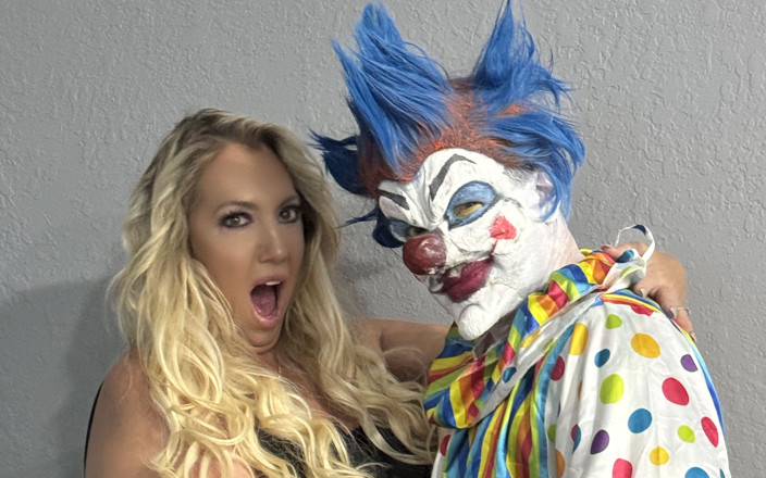 Venus Rising_Hotwife: Klownz - porno parodie