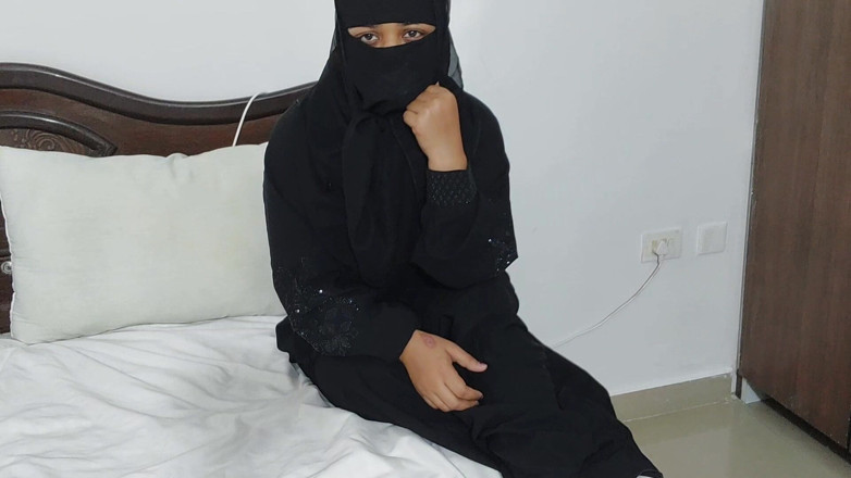 Desi Pari Bhabhi: 실수로 의붓여친과 섹스하는 무슬림 부르카 여성