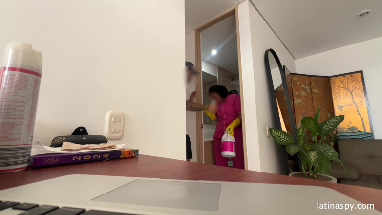 Latinaspy: 大屁股女仆打扫干净,然后给她的老板撸管 第1部分