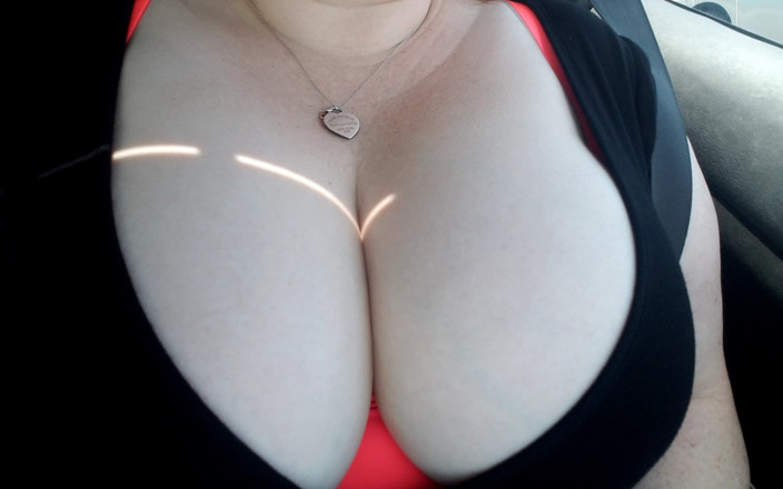 Vibra King Video: Enormes tetas en topless