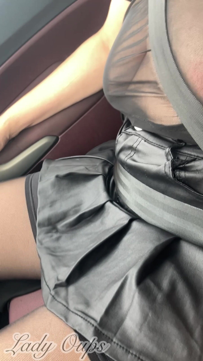 Lady Oups: レザーマイクロスカートストッキングとビッチカラー