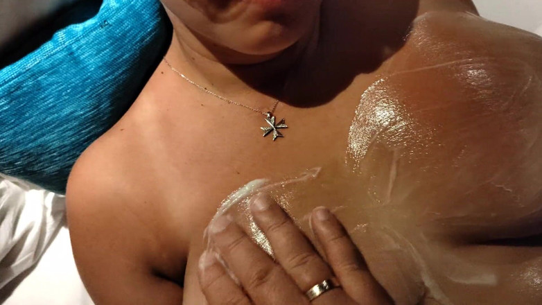 Emma_Alex: Hermanastra de vacaciones en Turquía. Tetas masaje mientras chupa