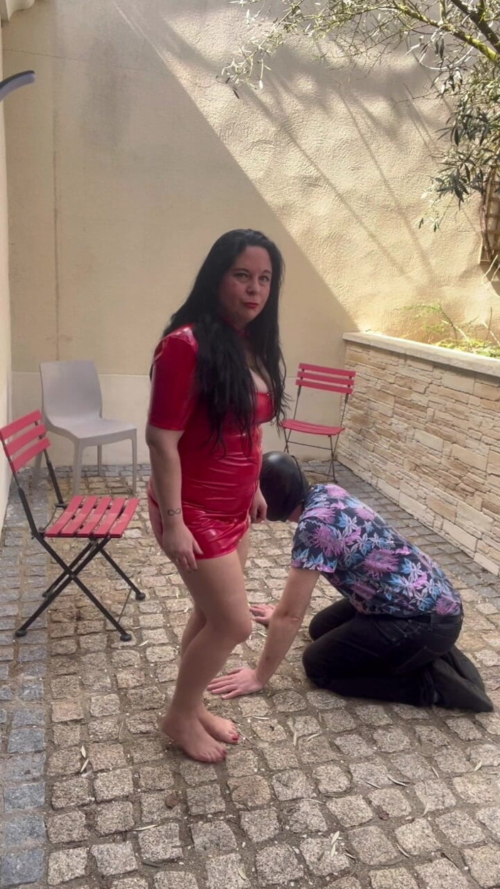 Maitresse Clara: Membersihkan kakiku yang kotor...