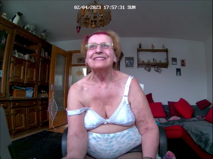 Heisseoma: Nonna in intimo e calze
