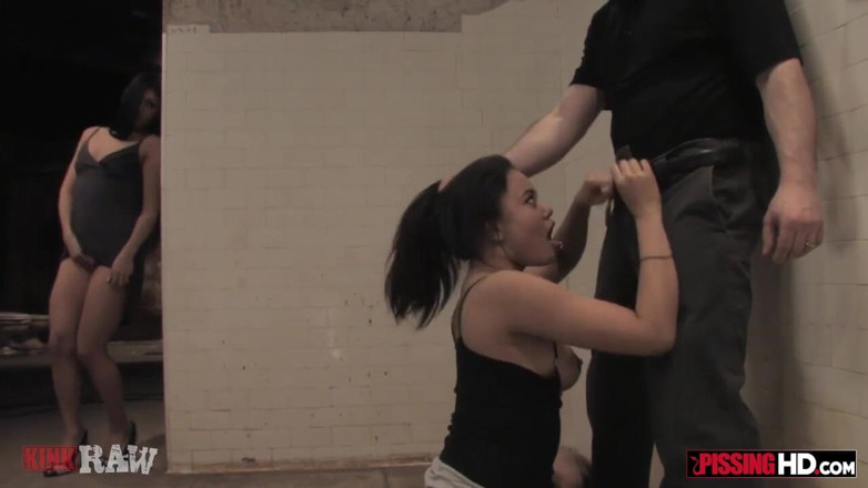 Pissing HD: Jade viene beccata a guardare Annie Cruz mentre viene incazzato