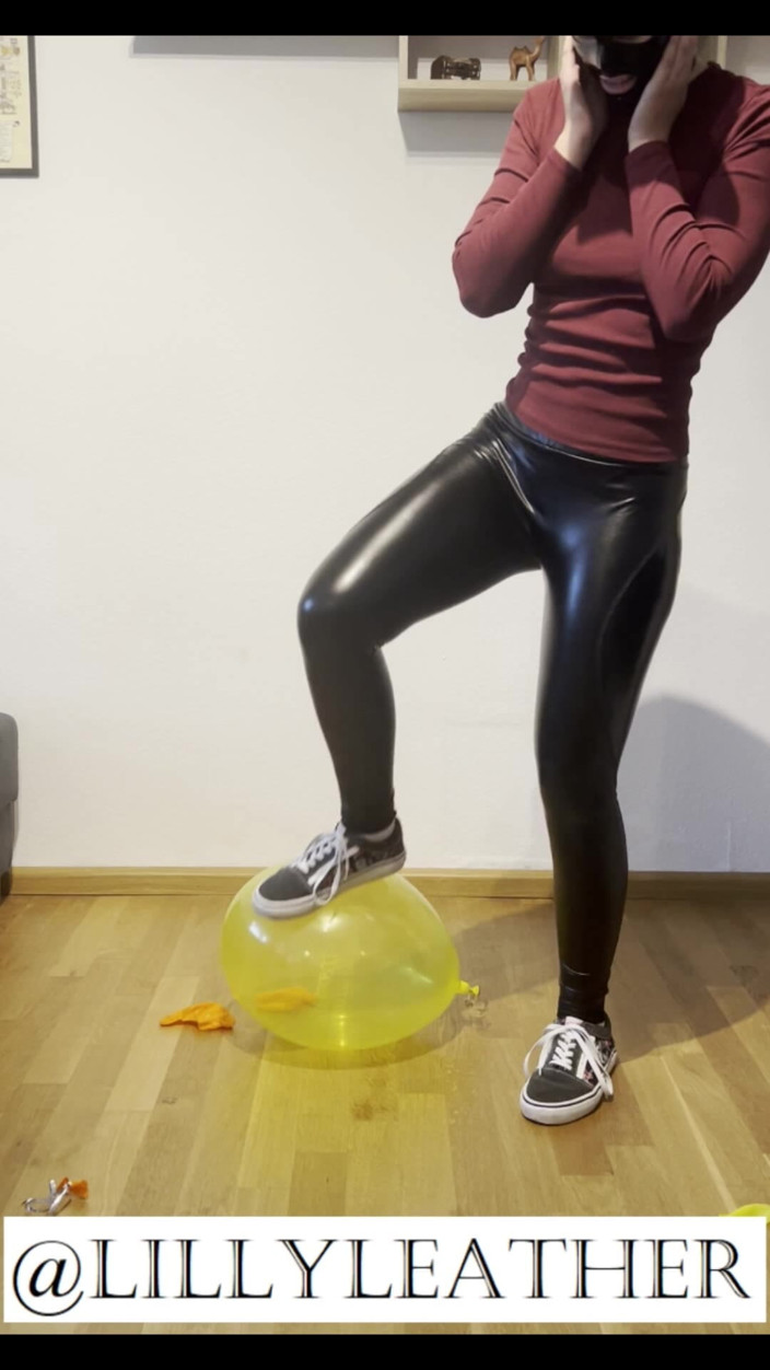 LillyLeather: 귀여운 의상과 키티 라텍스 마스크를 착용한 4명의 풍선을 터뜨리는 Looner Girl