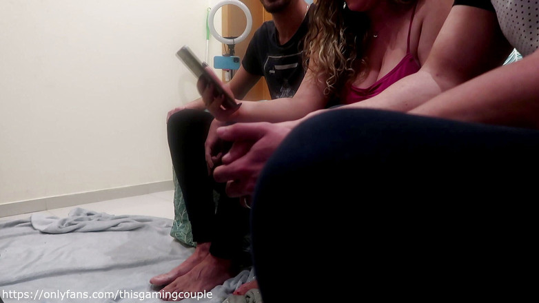 GamingCouple: Неверная жена трахает друга ее мужа, пока он уходит наружу!!