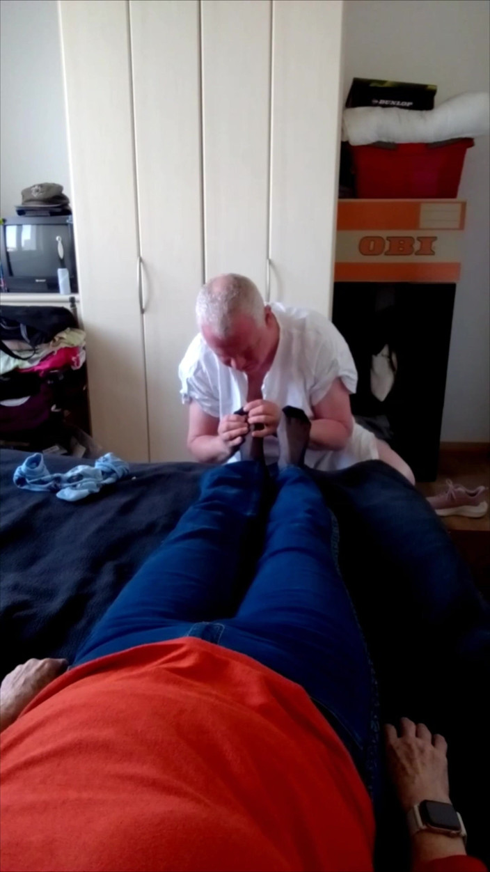 NylonjungeCarmen: Sexy nylonové nohy babičky odpoledne
