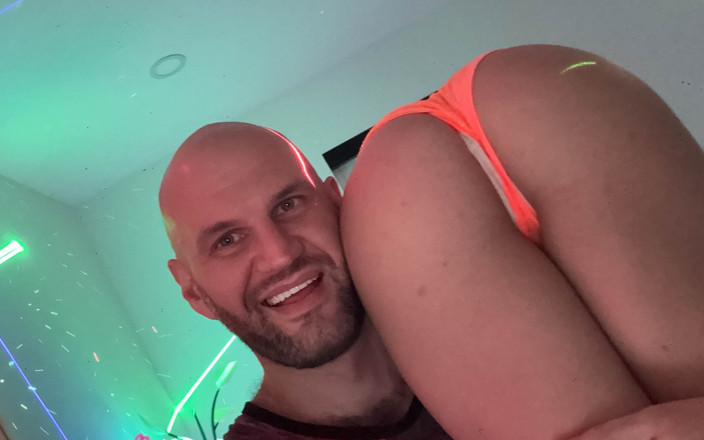 Rave Bunnys: Das schüchterne zierliche Fitbadonk bekommt die muschi im dj-zimmer geritten!