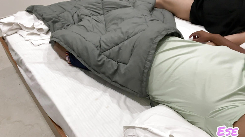 Sammy Sins: 새엄마와 나는 호텔 방에서 밤을 보내고 존나게 따먹어