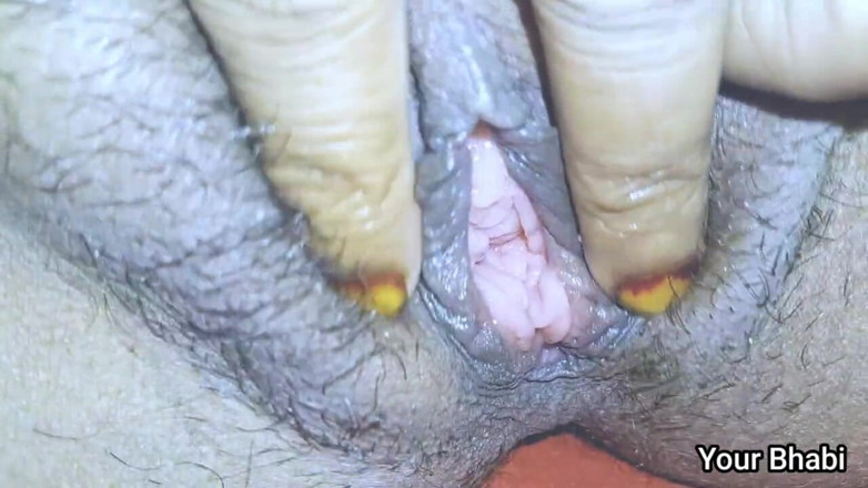 Bhabi: Bhabhi Ấn Độ nóng bỏng loại bỏ nước bằng cách móc cua 1