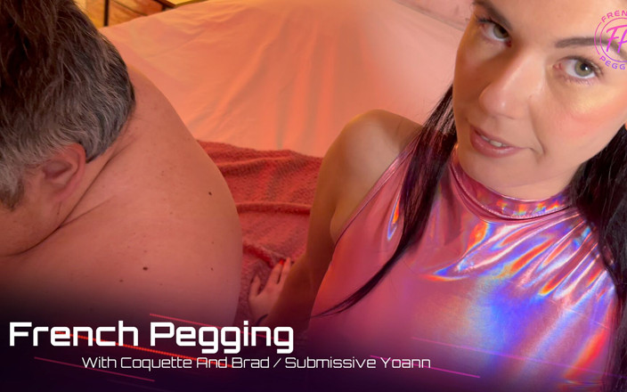 Queen Coquette: 法式后插——他给我男人口交,我用带子操他的屁股!强烈的肛门高潮