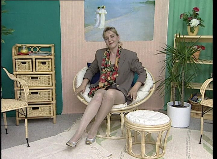 YOUR FIRST PORN: 熟女caroline喜欢梳理得很好的阴户