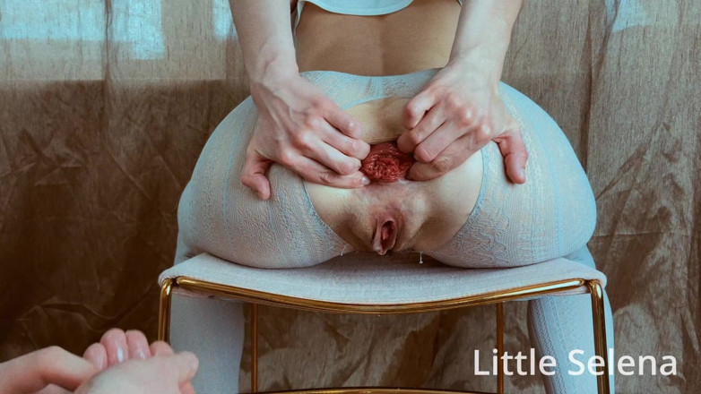 little_selena: 하드코어 애널 피스팅과 소다로 탈출
