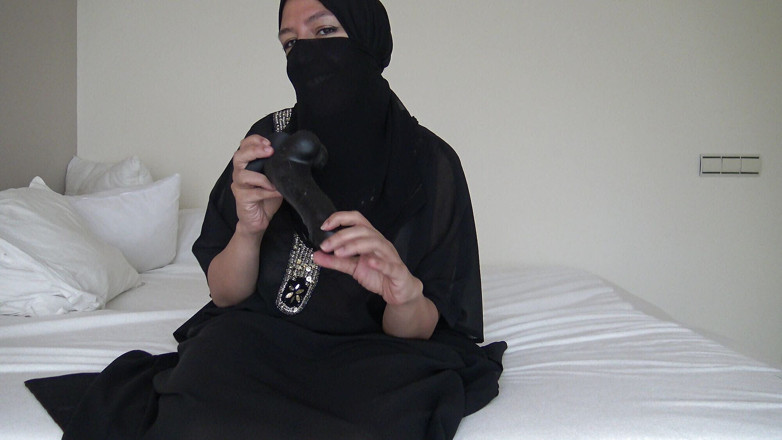 Souzan Halabi: Istri Aljazair mempermalukan kontol kecil suaminya dengan kontol hitam