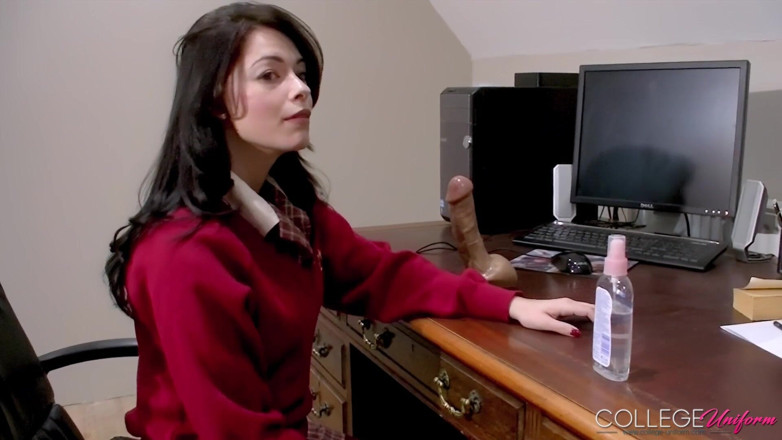 College Uniform: Un dildo con i piedi dotato di ava Dalush