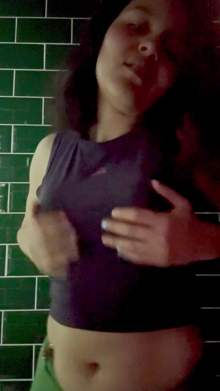 scarlettandc: Tôi thích khiêu vũ và sờ soạng bản thân trong...