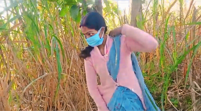 RadhaDevi: サトウキビの畑を犯した村の義理の妹ビデオ