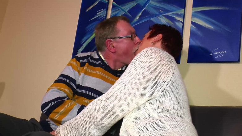 Old & Young: Пышки с большими сиськами в любительском видео - мясистые изгибы трахают грубо
