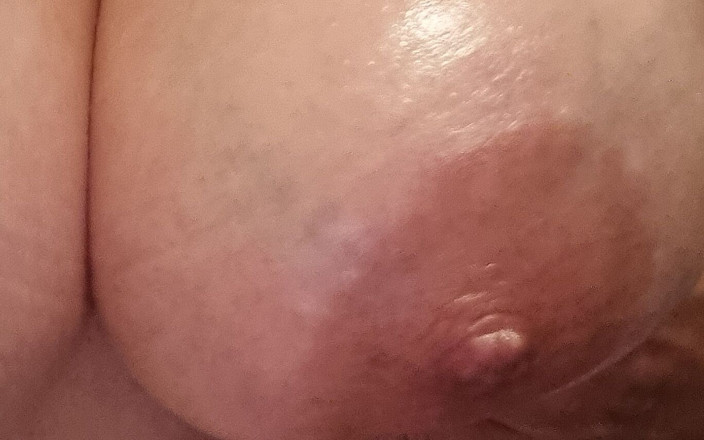 Anna_Bigboobs: Je joue avec mes gros nichons