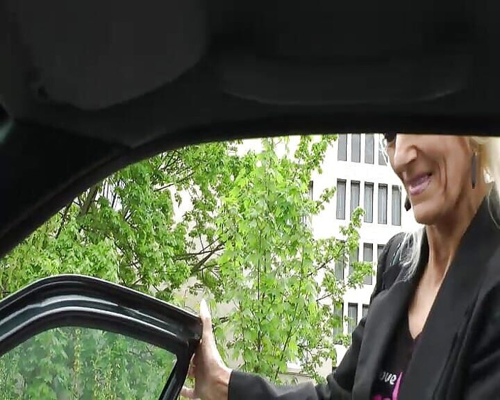 Paris Jango: おばあちゃんはとてもオープンマインドです...彼女は駐車場で犯される!