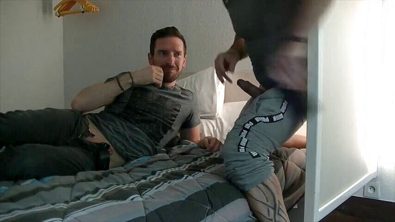 Gaybareback: XXL 자지로 맨박 따먹는 똑바른 남자