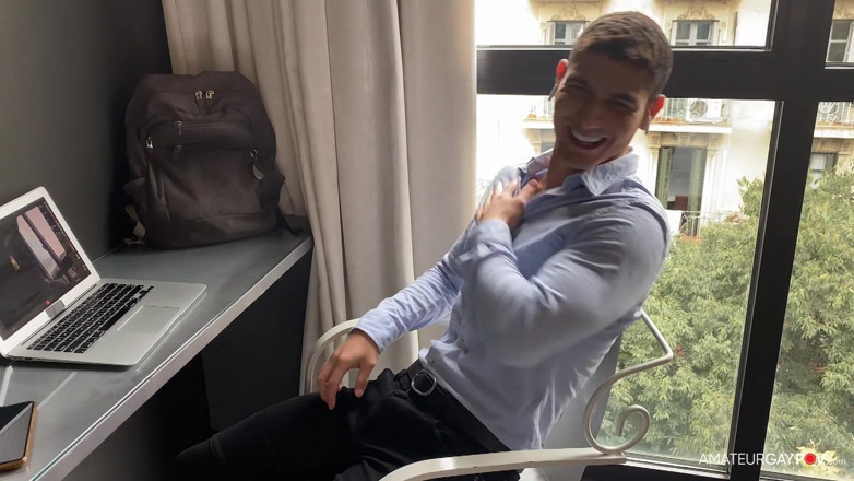 Amateur Gay POV: 彼がオンラインでジャッキングしているのを捕まえた