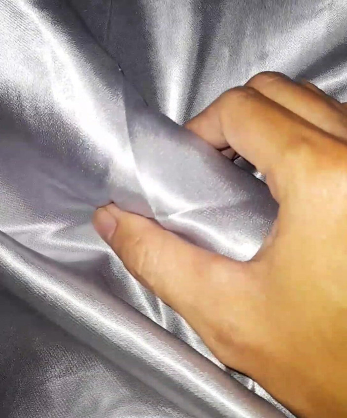 Naomisinka: Si masturba indossando un abito lungo di raso argento in...