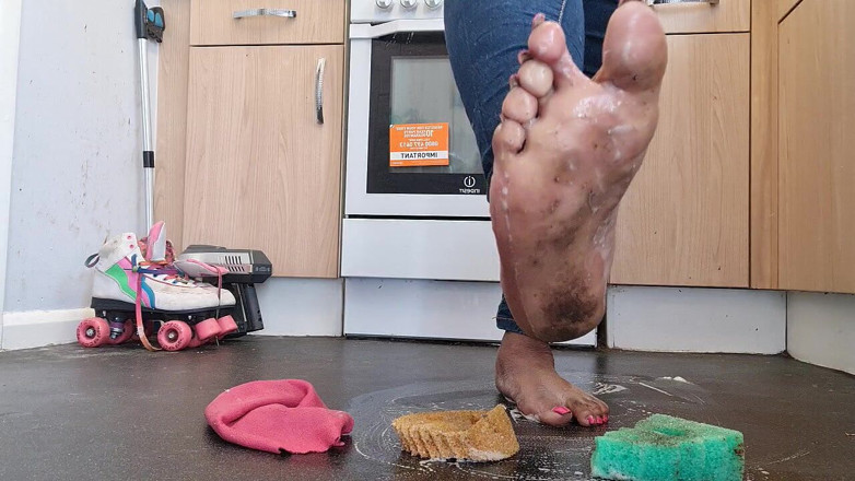 Simp to my ebony feet: Pulizia del pavimento con i piedi sporchi