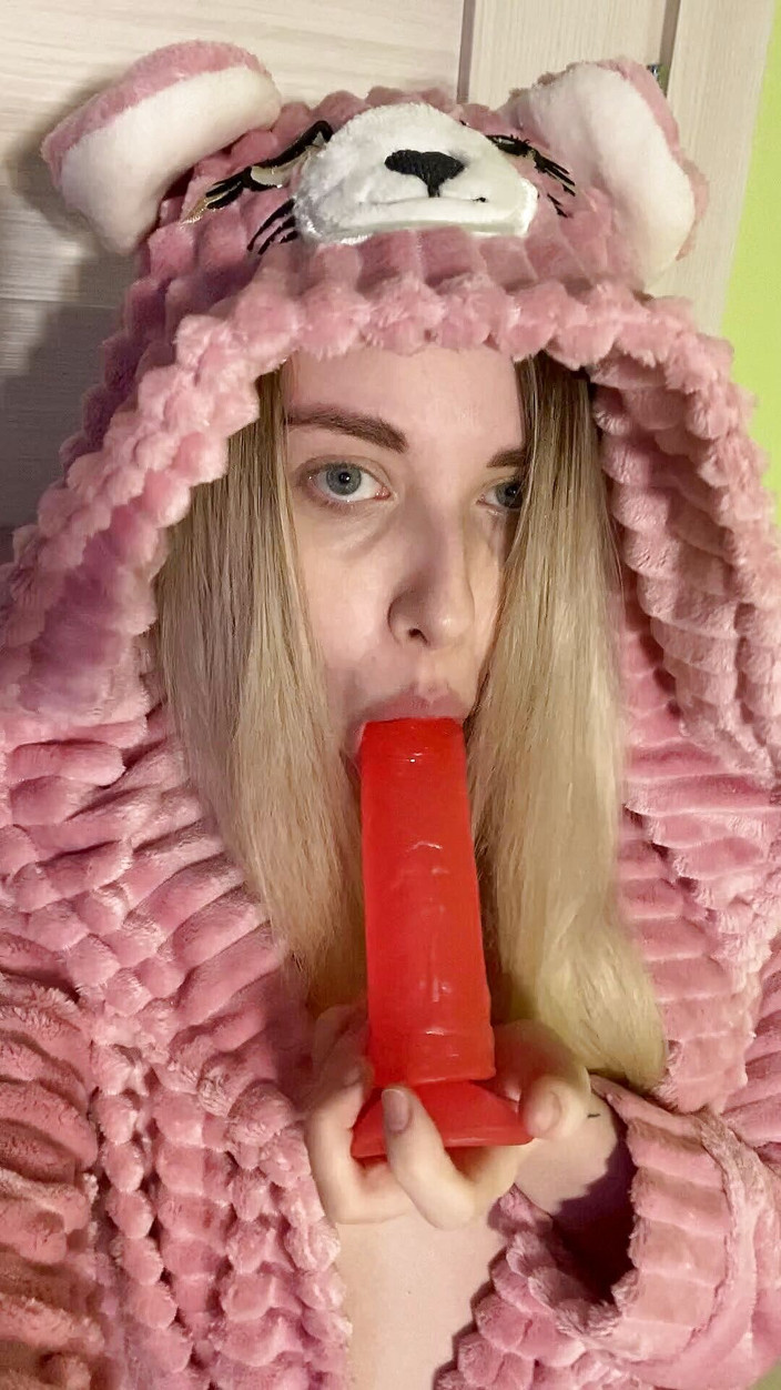 My bf cuckold: かわいい衣装の女の子がディルドを吸う