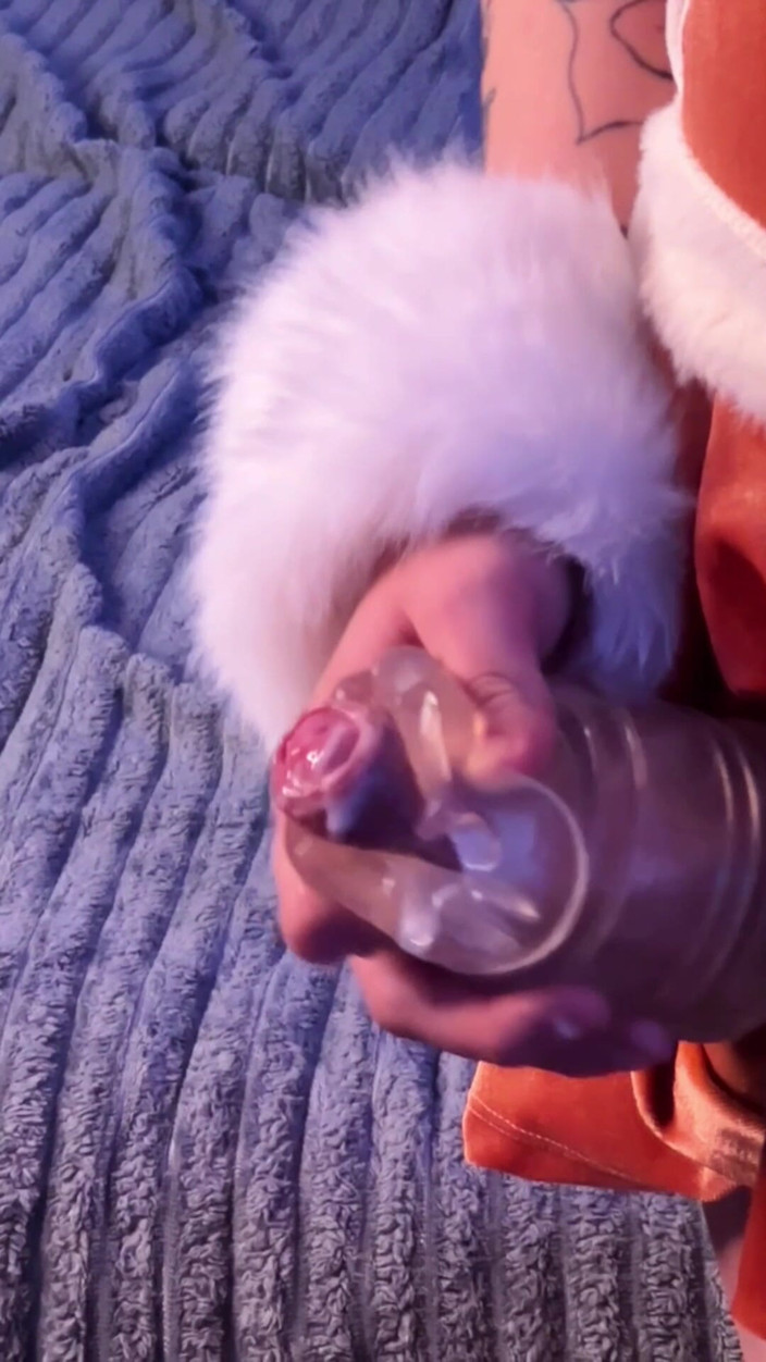 pastelle: Kersttransmeisje trekt zich af en komt klaar met een zaklamp...