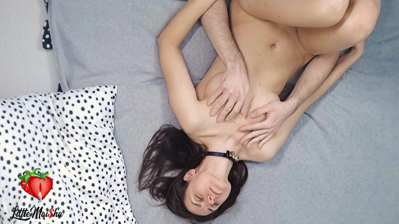 LittleMaisha: O brunetă sexy cu țâțe obraznice este mai întâi linsă în pizdă și gură și...
