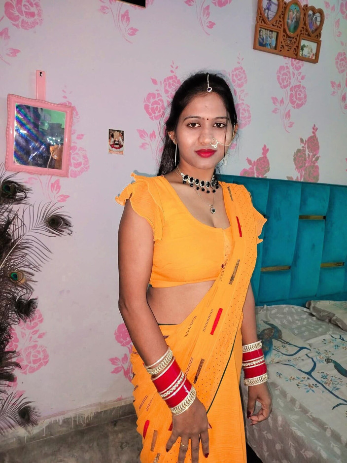 TopSexyCouple12: Desi Indische Bhabhi in gele saree die er heet en...