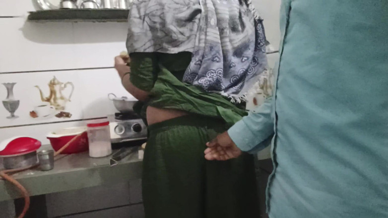 Bhabhi UP: 요리하는 동안 시누이의 엉덩이를 손가락으로 핑거했습니다.