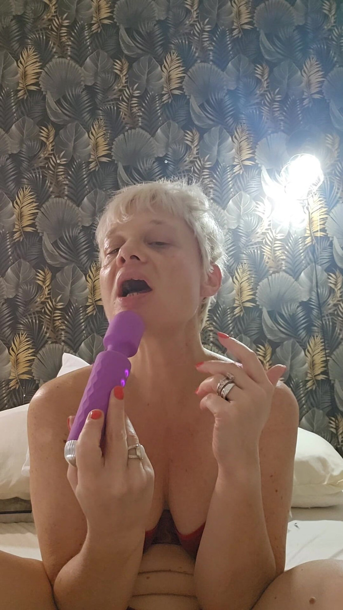 Sofy13: Зріла Повія Грає Зі Своїм Мокрим Клітором