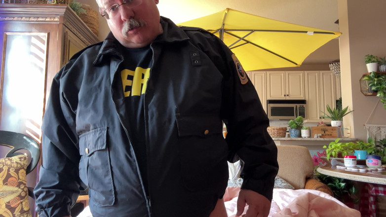 Hand-Free-Daddy-Chub: 古い不機嫌そうな保安官は、彼の太った処女の尻をファックするようにあなたに命じます