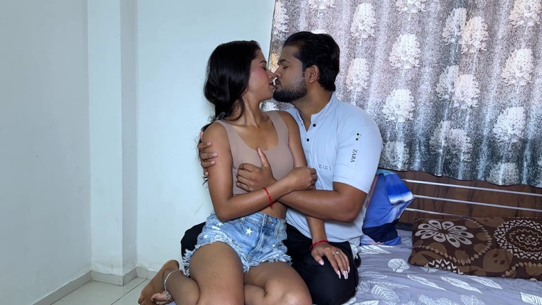 HARDFUCKING: Cette jeune fille desi aux gros seins naturels adore prendre...
