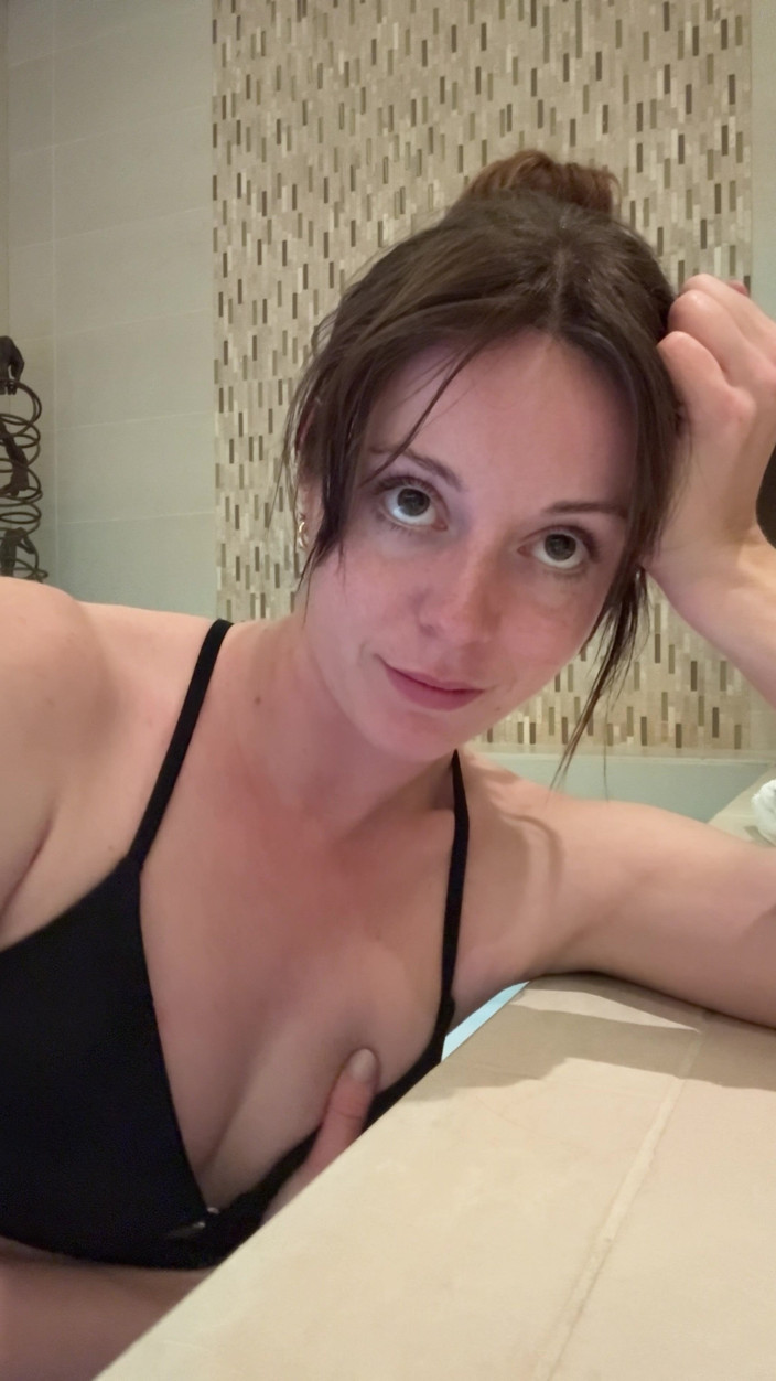 Nadia Foxx: 水疗中的喷射高潮!