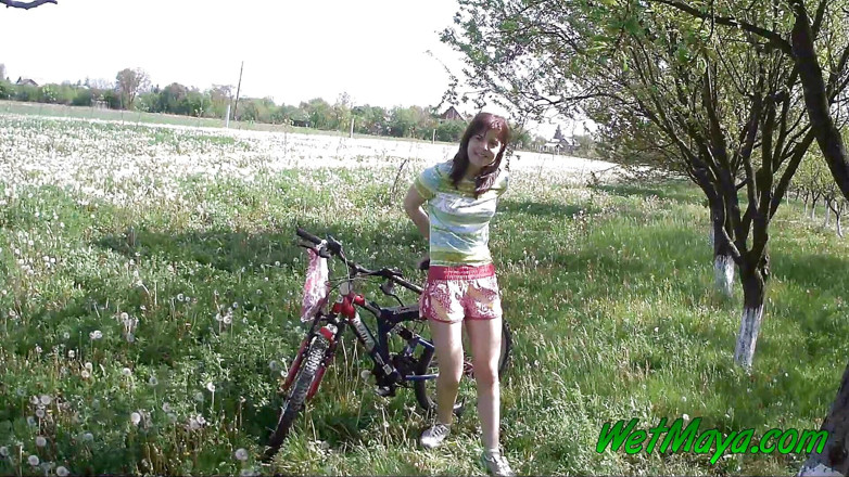 Wet Maya: Elle fait pipi sur son vélo