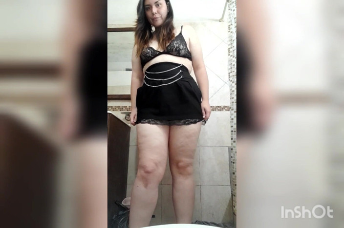 Chubby Sex Symbol: ぽっちゃり系の女の子はあなたに彼女の尻穴の匂いを嗅がせます