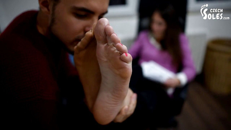 Czech Soles - foot fetish content: Pés do chefe grande e suado