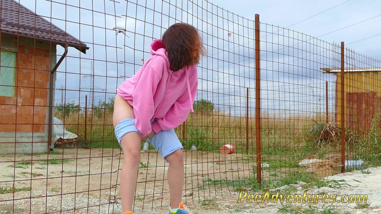 Pee Adventures: Отчаянная девушка-хипстер жестко пытается пописать